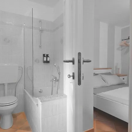 Baceno Room בית הארחה 3*